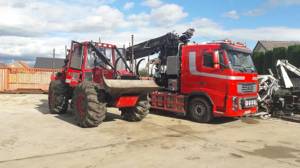Réalisation tractopelle camion rouge