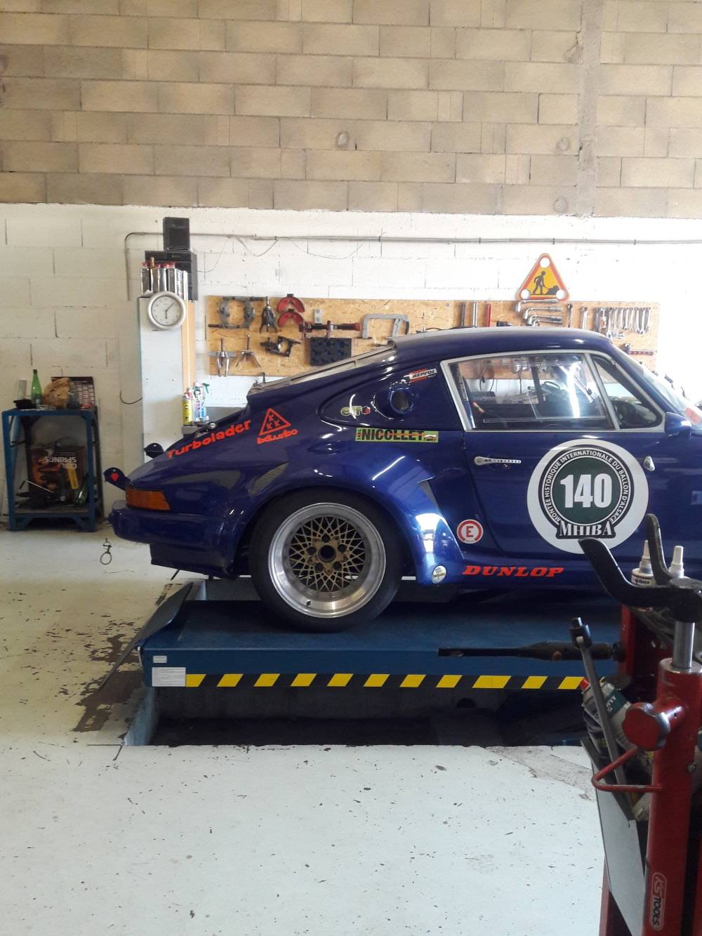 Réalisation Voiture de course bleu