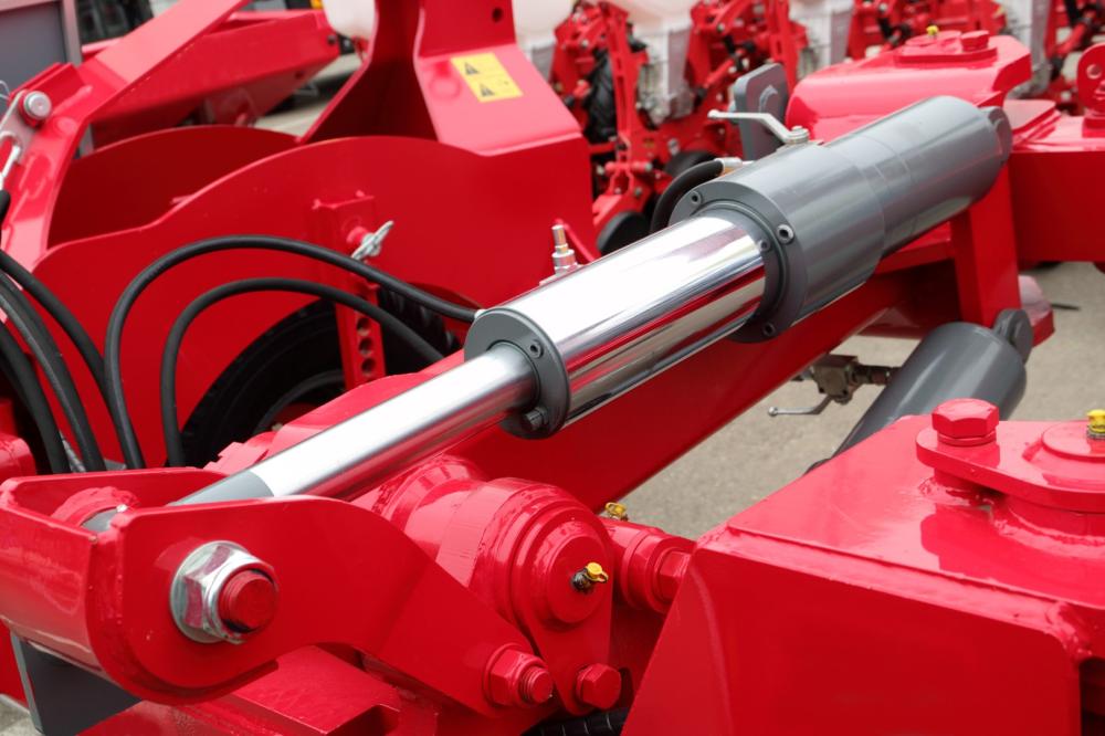 Vérin hydraulique rouge